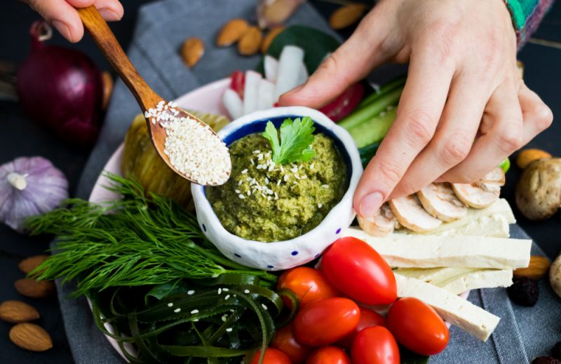 Avocado and Cashew Nut Dip with Raw Vegetables is a crunchy and delicious dip ideal as a starter or for picnics and parties.